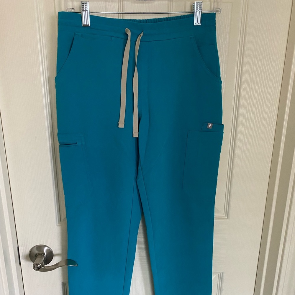 Figs yola style scrub pants